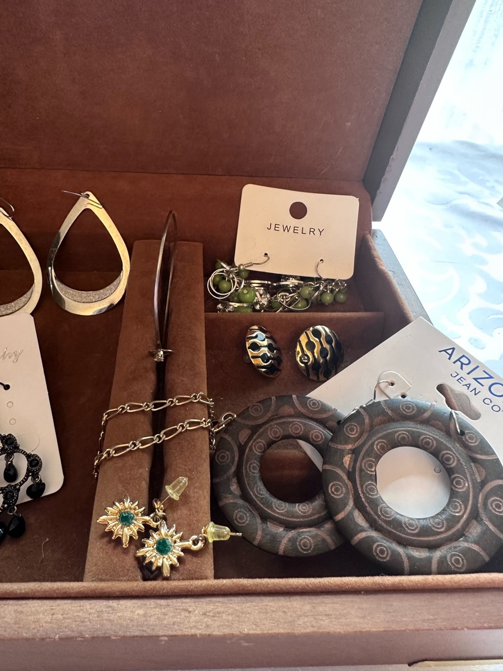 Wood Jewellery Box, assorted Jewellery: 10 earring pairs, necklace ring bracelet - Picture 4 of 11